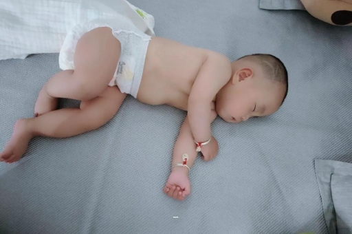 孟津宝宝多久会抬头